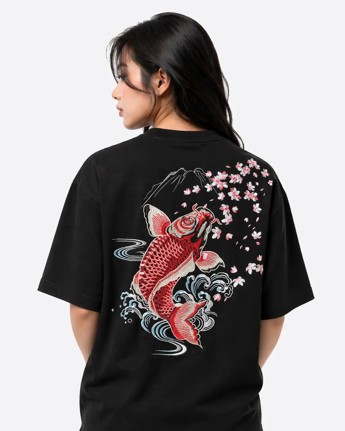 Tee-shirt carpe koi brodée (unisexe)