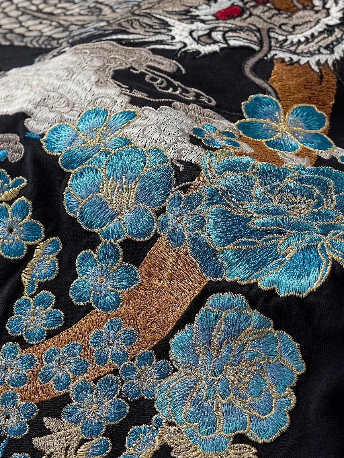 T-shirt drago e fiori ricamati (unisex)